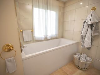 Ванна из искусственного камня AquaStone Арма 150x70см белый