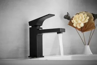 Смеситель для раковины Rose R1001H-1 чёрный матовый